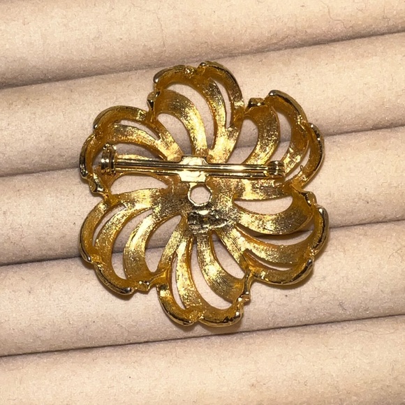 Vintage Gold Tone Swirled Pinwheel Brooch - Picture 5 of 7